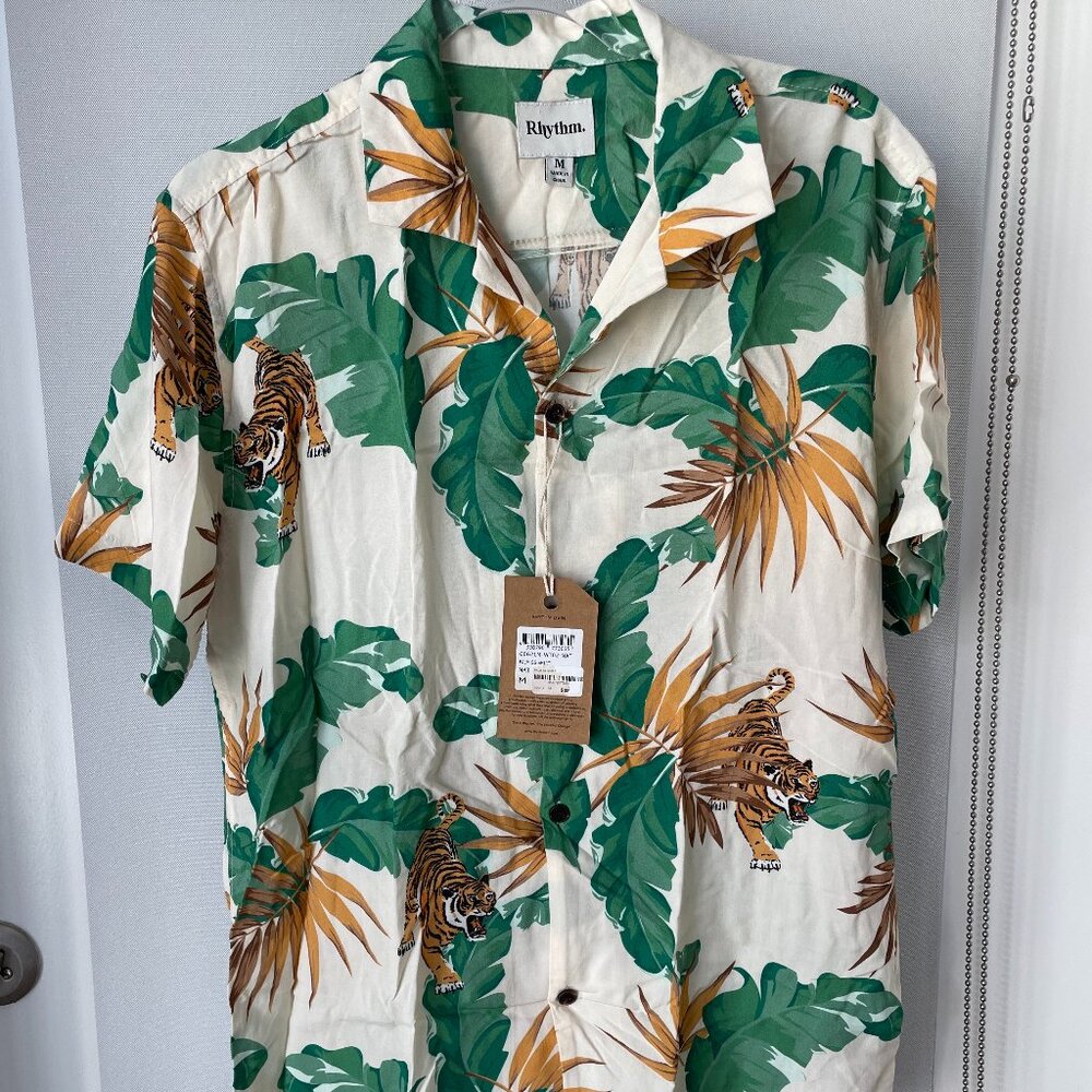 Rhythm Livin Palm Tiger Short Sleeve Button-Down Shirt – Size M – NWT
